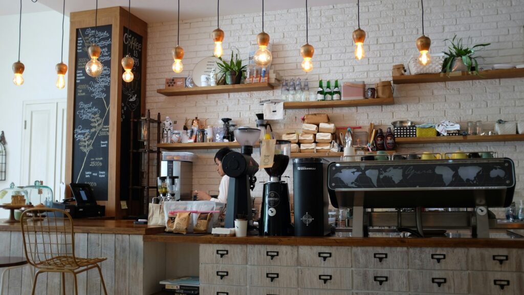 お店でコーヒーを淹れるバリスタです