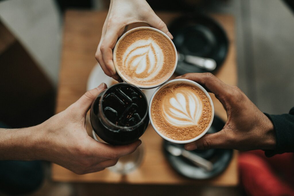 コーヒー試飲会を行いました。画像はラテとアイスコーヒー。